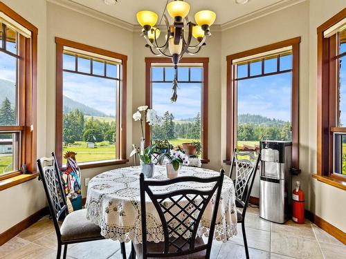 1060 Heffley Louis Cr Rd, Sun Peaks, BC - Indoor Photo Showing Dining Room