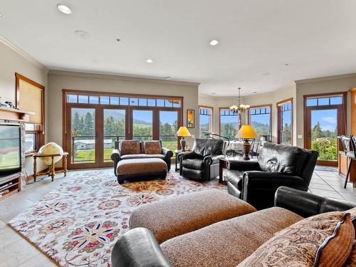 1060 Heffley Louis Cr Rd, Sun Peaks, BC - Indoor Photo Showing Living Room