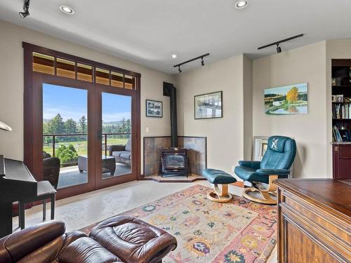 1060 Heffley Louis Cr Rd, Sun Peaks, BC - Indoor Photo Showing Living Room With Fireplace