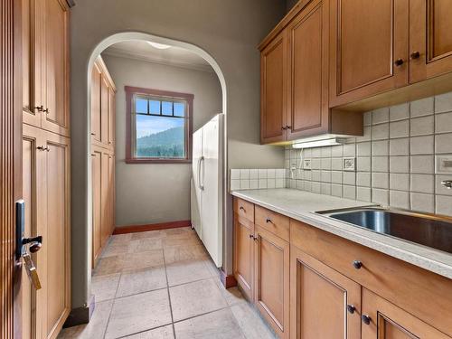 1060 Heffley Louis Cr Rd, Sun Peaks, BC - Indoor Photo Showing Kitchen