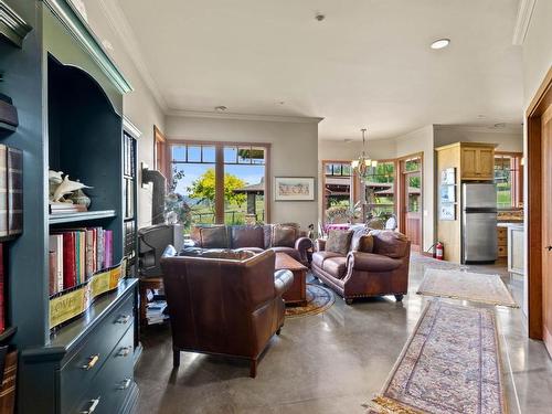 1060 Heffley Louis Cr Rd, Sun Peaks, BC - Indoor Photo Showing Living Room