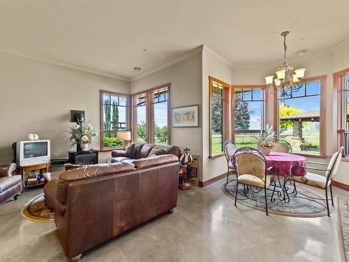 1060 Heffley Louis Cr Rd, Sun Peaks, BC - Indoor Photo Showing Living Room