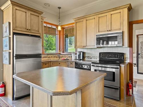 1060 Heffley Louis Cr Rd, Sun Peaks, BC - Indoor Photo Showing Kitchen