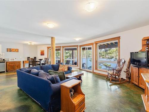 659 Wilks Rd, Mayne Island, BC - Indoor Photo Showing Living Room