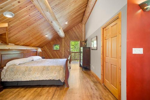 7602 Highway 95, Kingsgate, BC - Indoor Photo Showing Bedroom