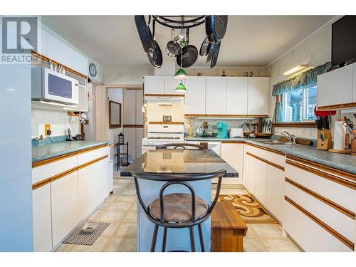 6545 Okanagan Landing Road, Vernon, BC - Indoor Photo Showing Kitchen