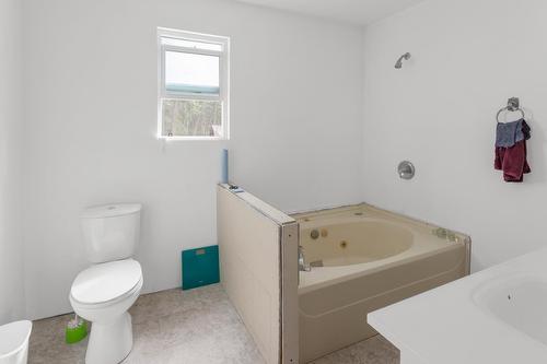 2022 Highway 3A, Wynndel, BC - Indoor Photo Showing Bathroom