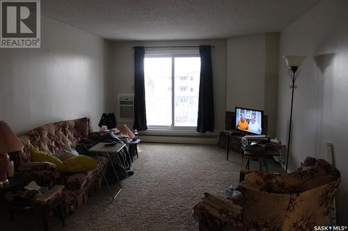 301 1832 Eaglesham Avenue, Weyburn, SK - Indoor Photo Showing Living Room
