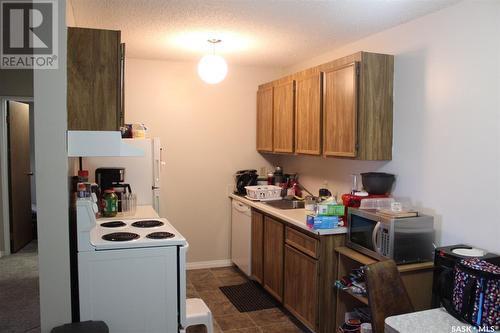 301 1832 Eaglesham Avenue, Weyburn, SK - Indoor Photo Showing Kitchen