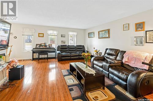 75 Williston Drive, Regina, SK - Indoor Photo Showing Living Room