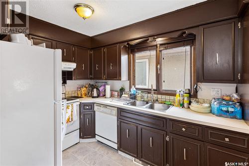 75 Williston Drive, Regina, SK - Indoor Photo Showing Kitchen With Double Sink