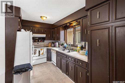 75 Williston Drive, Regina, SK - Indoor Photo Showing Kitchen With Double Sink