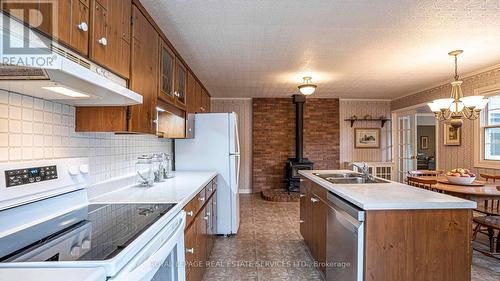 346 Head St N, Strathroy-Caradoc, ON - Indoor Photo Showing Kitchen With Double Sink
