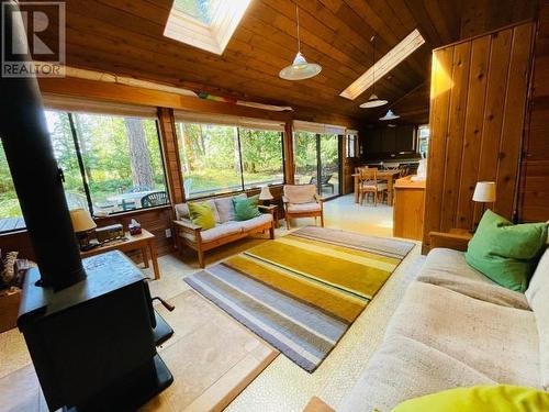 963 Spilsbury Drive, Savary Island, BC - Indoor Photo Showing Living Room