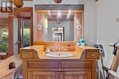 1291 Otter Lake Road, Armstrong, BC - Indoor Photo Showing Bathroom