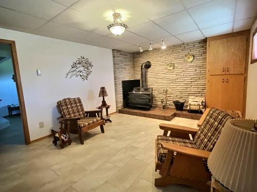 Salle familiale - 72 Rue Du Lac, Notre-Dame-Du-Nord, QC - Indoor With Fireplace