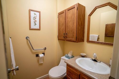 242 2Nd Avenue, Fernie, BC - Indoor Photo Showing Bathroom