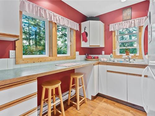 1252 Pacific Rim Hwy, Tofino, BC - Indoor Photo Showing Kitchen With Double Sink