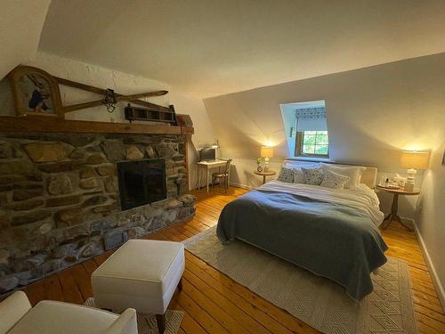 Chambre Ã  coucher principale - 121 Rue Dicaire, Mont-Tremblant, QC - Indoor Photo Showing Bedroom With Fireplace