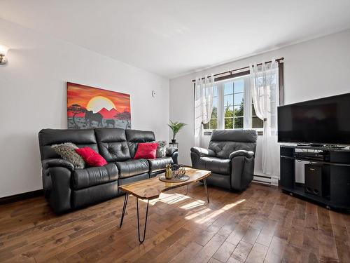 Living room - 195 Rue Vercingétorix, Saint-Calixte, QC - Indoor Photo Showing Living Room