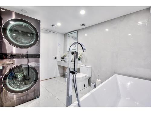 Salle de bains - 3820 Av. Prud'Homme, Montréal (Côte-Des-Neiges/Notre-Dame-De-Grâce), QC - Indoor Photo Showing Laundry Room