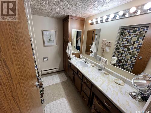 13 228 3Rd Street Ne, Weyburn, SK - Indoor Photo Showing Bathroom