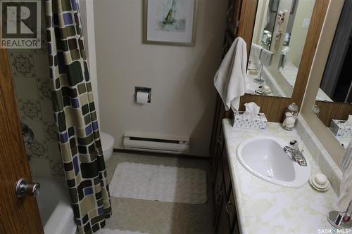 13 228 3Rd Street Ne, Weyburn, SK - Indoor Photo Showing Bathroom