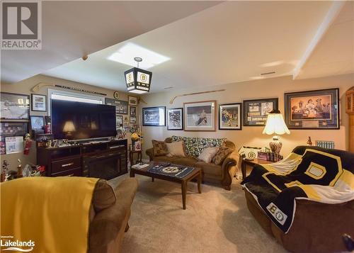 320 Park Street, Orillia, ON - Indoor Photo Showing Living Room