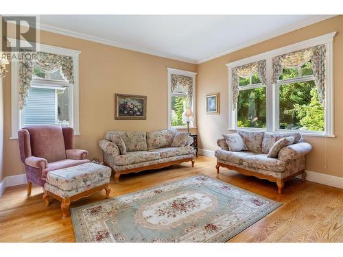 444 Collett Road, Kelowna, BC - Indoor Photo Showing Living Room