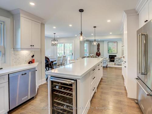1693 Copseholm Tr, Mississauga, ON - Indoor Photo Showing Kitchen With Upgraded Kitchen