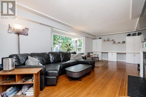 845 Smith Avenue, Coquitlam, BC - Indoor Photo Showing Living Room