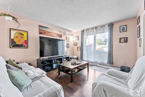 54 595 Adsum Drive, Winnipeg, MB - Indoor Photo Showing Living Room