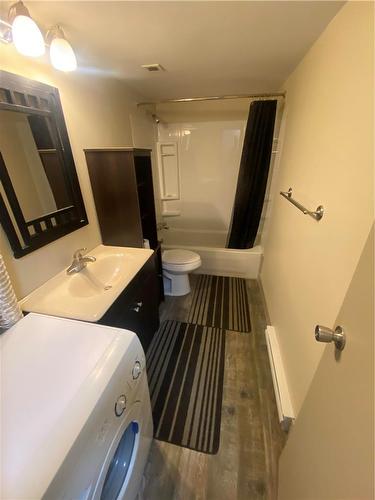 A4 1550 20Th Street, Brandon, MB - Indoor Photo Showing Bathroom
