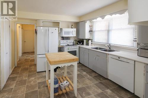 1620 95 Avenue, Dawson Creek, BC - Indoor Photo Showing Kitchen With Double Sink