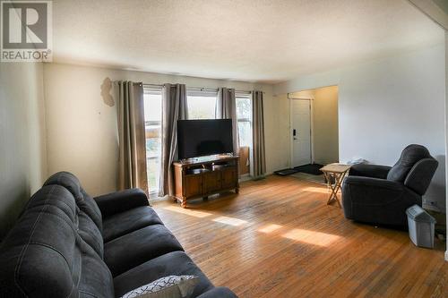1620 95 Avenue, Dawson Creek, BC - Indoor Photo Showing Living Room