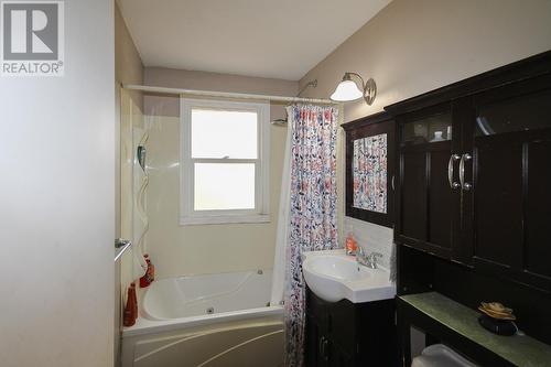 1620 95 Avenue, Dawson Creek, BC - Indoor Photo Showing Bathroom