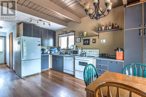 3977 Dear Road, Falkland, BC - Indoor Photo Showing Kitchen