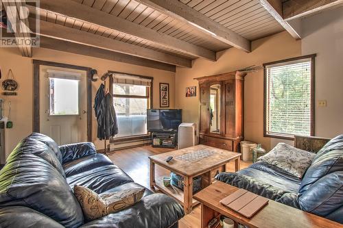 3977 Dear Road, Falkland, BC - Indoor Photo Showing Living Room
