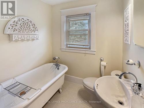169 Albert St, Belleville, ON - Indoor Photo Showing Bathroom