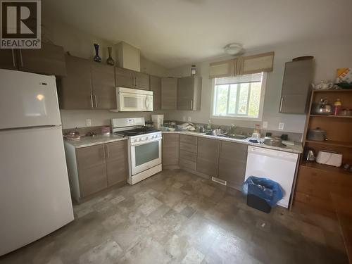 10111 Paquette Avenue, Hudsons Hope, BC - Indoor Photo Showing Kitchen With Double Sink