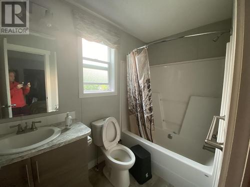 10111 Paquette Avenue, Hudsons Hope, BC - Indoor Photo Showing Bathroom