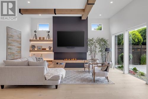 452 Knowles Road, Kelowna, BC - Indoor Photo Showing Living Room