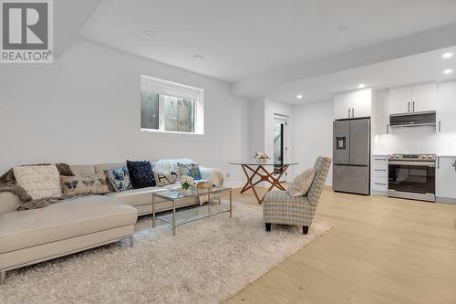 452 Knowles Road, Kelowna, BC - Indoor Photo Showing Living Room