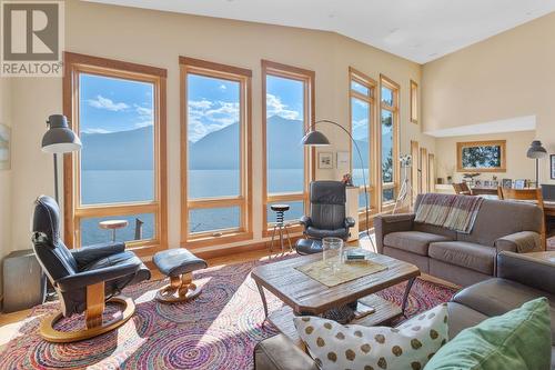 9419 3A Highway, Kuskanook, BC - Indoor Photo Showing Living Room