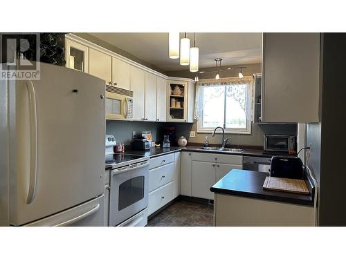 4633 Robson Avenue, Prince George, BC - Indoor Photo Showing Kitchen With Double Sink