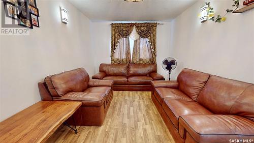 257 Halifax Street, Regina, SK - Indoor Photo Showing Living Room