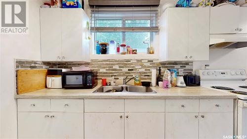 257 Halifax Street, Regina, SK - Indoor Photo Showing Kitchen With Double Sink
