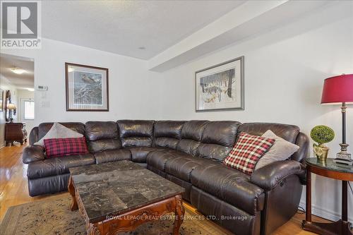 3064 Highvalley Rd, Oakville, ON - Indoor Photo Showing Living Room