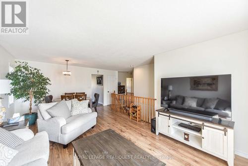 320 Park St, Orillia, ON - Indoor Photo Showing Living Room
