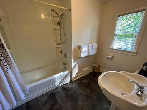 51 Kingsley Road, Christina Lake, BC - Indoor Photo Showing Bathroom